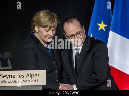 SEYNE, 25 marzo 2015 - il presidente francese Francois Hollande (R) stringe la mano al cancelliere tedesco Angela Merkel durante una conferenza stampa a Seyne-les-Alpes, Francia, 25 marzo 2015. Chen Xiaowei) (lrz) FRANCE-SEYNE-LES-ALPES-CONFERENZA CONGIUNTA chenxiaowei PUBLICATIONxNOTxINxCHN Seyne marzo 25 2015 il presidente francese Francois Hollande r Shakes mani con la cancelliera tedesca Angela Merkel durante una conferenza stampa a Seyne Les Alpes Francia marzo 25 2015 Chen Xiaowei France Seyne Les Alpes Joint Conference PUBLICATIONXINTxNOTxINCHN Foto Stock