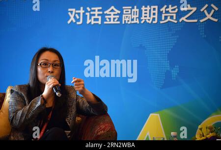 (150326) -- BOAO, 26 marzo 2015 -- Yang Yanqing, vicedirettore del China Business News, parla ad un pranzo di Una conversazione con Leo Melamed: apertura del mercato Futures durante la Conferenza annuale del Boao Forum for Asia (BFA) 2015 a Boao, nella provincia di Hainan, nel sud della Cina, 26 marzo 2015. ) (mp) CHINA-BOAO-BFA 2015-SUB-FORUM-LEO MELAMED (CN) GuoxCheng PUBLICATIONxNOTxINxCHN Boao marzo 26 2015 Yang Yanqing vicedirettore del China Business News parla AD un pranzo di conversazione con Leo Melamed che apre il mercato Futures durante il Boao Forum for Asia BfA Annual con Foto Stock