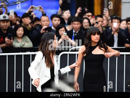 (150326) -- PECHINO, 26 marzo 2015 -- la star del cinema Michelle Rodriguez (fronte R) partecipa a una conferenza stampa per il suo nuovo film Furious 7 di Fast & Furious a Pechino, capitale della Cina, 26 marzo 2015. Il film arriverà sullo schermo cinese continentale il 12 aprile. )(wjq) CHINA-BEIJING-FURIOUS 7-PRESS CONFERENCE (CN) JinxLiangkuai PUBLICATIONxNOTxINxCHN Pechino marzo 26 2015 la star del cinema Michelle Rodriguez r Front partecipa a una conferenza stampa per il suo nuovo film quasi e furioso Furious 7 a Pechino capitale della Cina marzo 26 2015 il film sarà proiettato sul continente cinese IL 12 aprile Cina Pechino Furious 7 Pre Foto Stock