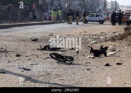 I funzionari della polizia cordonano il sito dell'esplosione nella città portuale del Pakistan meridionale di Karachi, il 27 marzo 2015. Almeno due poliziotti sono stati uccisi e altri 13 feriti quando una bomba ha colpito un furgone della polizia a Karachi in Pakistan venerdì mattina, i media e i funzionari locali hanno detto.)(zhf) PAKISTAN-KARACHI-BLAST Masroor PUBLICATIONxNOTxINxCHN funzionari di polizia cordone al largo del sito di esplosione nella città portuale del Pakistan meridionale di Karachi IL 27 2015 marzo almeno due poliziotti sono stati UCCISI e altri 13 feriti quando una bomba ha colpito un furgone della polizia a Karachi in Pakistan venerdì mattina i media locali e i funzionari hanno detto Pakistan Kar Foto Stock