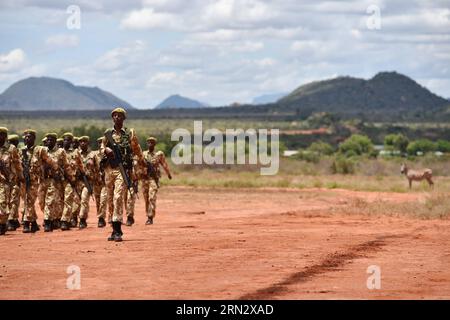 I ranger del Kenya Wildlife Service partecipano alla cerimonia di laurea presso la Kenya Wildlife Service Law Enforcement Academy nel Parco Nazionale di Tsavo West il 27 marzo 2015. 42 ranger del Kenya Wildlife Service sottoposti a un corso di formazione avanzato di pronto soccorso, che è la prima volta in Africa orientale, si sono laureati venerdì presso la Kenya Wildlife Service Law Enforcement Academy nel Parco Nazionale dello Tsavo West. L'addestramento sostenuto dal governo canadese ha fornito agli ufficiali di prima linea della KWS le competenze necessarie e la risposta di prima mano ai traumi durante le emergenze come le lesioni da ferite da proiettile in Foto Stock