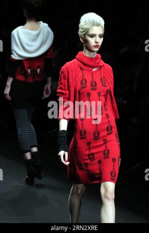 (150328) -- PECHINO, 28 marzo 2015 -- Un modello presenta creazioni di moda disegnate da Cheng Yingfen durante la sfilata Silk Road Star alla China Fashion Week di Pechino, capitale della Cina, 28 marzo 2015. )(mcg) CHINA-BEIJING-FASHION WEEK-CHENG YINGFEN (CN) LixMingfang PUBLICATIONxNOTxINxCHN Pechino marzo 28 2015 un modello presenta Fashion Creations disegnate da Cheng durante il Silk Road Star Fashion Show ALLA China Fashion Week di Pechino capitale della Cina marzo 28 2015 MCG China Beijing Fashion Week Cheng CN PUBLICATIONxNOTxINxCHN Foto Stock