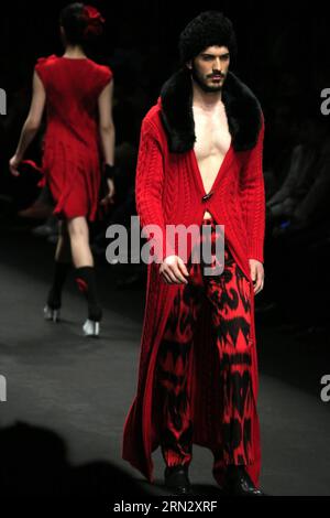 (150328) -- PECHINO, 28 marzo 2015 -- Un modello presenta creazioni di moda disegnate da Cheng Yingfen durante la sfilata Silk Road Star alla China Fashion Week di Pechino, capitale della Cina, 28 marzo 2015. )(mcg) CHINA-BEIJING-FASHION WEEK-CHENG YINGFEN (CN) LixMingfang PUBLICATIONxNOTxINxCHN Pechino marzo 28 2015 un modello presenta Fashion Creations disegnate da Cheng durante il Silk Road Star Fashion Show ALLA China Fashion Week di Pechino capitale della Cina marzo 28 2015 MCG China Beijing Fashion Week Cheng CN PUBLICATIONxNOTxINxCHN Foto Stock