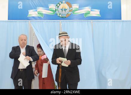 Gli elettori si preparano a votare il 29 marzo 2015 presso il seggio elettorale n. 76 a Tashkent, capitale dell'Uzbekistan. Il voto per le elezioni presidenziali in Uzbekistan è iniziato domenica. Secondo la Commissione elettorale centrale, oltre 20 milioni di elettori registrati avrebbero espresso i loro voti in oltre 9000 seggi elettorali istituiti in tutti i 14 distretti amministrativi dell'Uzbekistan, così come in paesi stranieri). Gli elettori del Sadat PUBLICATIONxNOTxINxCHN, VOTANTI alle ELEZIONI PRESIDENZIALI in UZBEKISTAN, si preparano a pronunciare le loro schede elettorali AL No 76 Polling Station a Tashkent, capitale dell’Uzbekistan, IL 29 2015 marzo Foto Stock