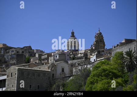 Paesaggio con vista panoramica di Ragusa Ibla, parte del patrimonio mondiale dell'UNESCO in Sicilia, Italia. Foto Stock