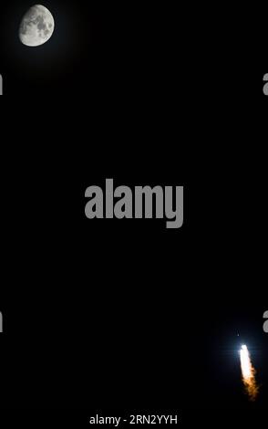 TECHNIK UND WISSENSCHAFT Rakete startet mit chinesischem GPS-Konkurrenzsatellit foto scattata il 30 marzo, il 2015 mostra il razzo lungo March3C che trasporta un satellite di nuova generazione per il BeiDou Navigation satellite System BDS e la luna dopo che il razzo è esploso dal satellite Launch Center di Xichang nella provincia del Sichuan nella Cina sud-occidentale. La Cina ha lanciato un satellite di nuova generazione nello spazio per la sua rete di navigazione e posizionamento globale indigena alle 952 di lunedì, ora di Pechino. È il diciassettesimo satellite per il BDS. Il lancio ha segnato l'inizio dell'espansione del BDS regionale a glo Foto Stock