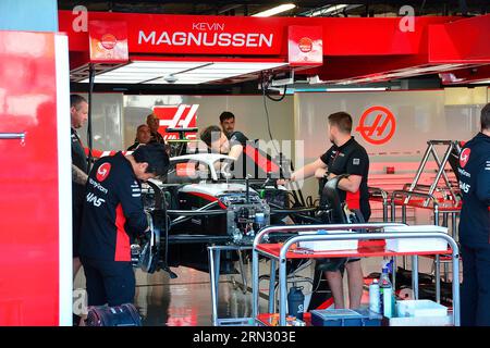 Monza, Italien. 31 agosto 2023. 08/31/2023, autodromo Nazionale di Monza, Monza, FORMULA 1 PIRELLI GRAN PREMIO D'ITALIA 2023, nella meccanica fotografica lavoro sulla vettura di Kevin Magnussen (DNK), MoneyGram Haas F1 Team Credit: dpa/Alamy Live News Foto Stock