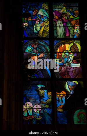 Capolavori di vetrate a St. Cattedrale di Vito nel complesso del castello di Praga, Repubblica Ceca. Foto Stock