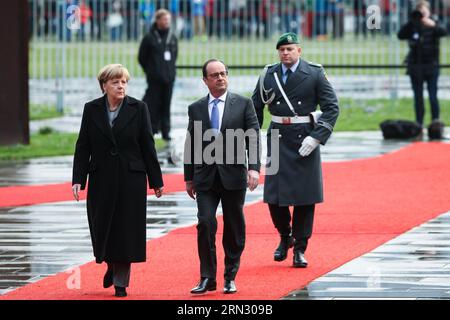 Il cancelliere tedesco Angela Merkel (L, fronte) e il presidente francese Francois Hollande (R, fronte) partecipano a una cerimonia di benvenuto alla Cancelleria di Berlino, Germania, il 31 marzo 2015. ) (Djj) GERMANIA-BERLINO-MERKEL-HOLLANDE-MEETING ZhangxFan PUBLICATIONxNOTxINxCHN la Cancelliera tedesca Angela Merkel l Front e il Presidente francese Francois Hollande Front partecipano a una cerimonia di benvenuto alla Cancelleria di Berlino Germania IL 31 2015 marzo Germania Berlin Merkel Hollande Meeting PUBLICATIONXINxCHN Foto Stock