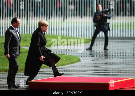 Il cancelliere tedesco Angela Merkel (R) e il presidente francese Francois Hollande partecipano a una cerimonia di benvenuto alla Cancelleria di Berlino, in Germania, il 31 marzo 2015. ) (Djj) GERMANIA-BERLINO-MERKEL-HOLLANDE-MEETING Zhangxfan PUBLICATIONxNOTxINxCHN la cancelliera tedesca Angela Merkel r e il presidente francese Francois Hollande partecipano a una cerimonia di benvenuto ALLA Cancelleria di Berlino Germania IL 31 2015 marzo Germania Berlin Merkel Hollande Meeting PUBLICATIONxNOTxINxCHN Foto Stock