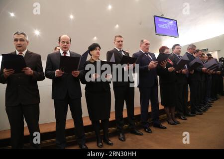 (150331) -- SARAJEVO, 31 marzo 2015 -- i nuovi membri del Consiglio dei ministri della Bosnia-Erzegovina (BiH) hanno letto l'impegno nell'edificio del Parlamento di Sarajevo, Bosnia-Erzegovina, il 31 marzo 2015. Il parlamento della BiH martedì ha approvato la formazione del Consiglio dei ministri, o governo statale, guidato da Denis Zvizdic, sei mesi dopo le elezioni generali.) BOSNIA-ERZEGOVINA-SARAJEVO-STATE GOVERNMENT-FORMATION HarisxMemija PUBLICATIONxNOTxINxCHN Sarajevo marzo 31 2015 i nuovi membri del Consiglio del ministro della Bosnia-Erzegovina hanno letto il Pledge nell'edificio del Parlamento a sa Foto Stock