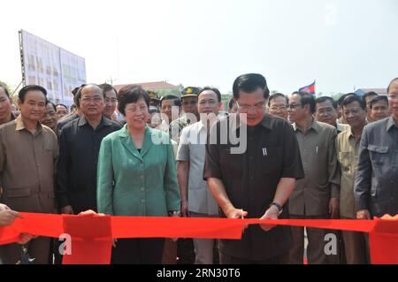 (150401) -- STUNG TRENG, 1 aprile 2015 -- il primo ministro cambogiano Hun Sen (fronte) taglia il nastro per inaugurare un ponte e una strada nella provincia di Stung Treng, Cambogia, 1 aprile 2015. La Cambogia ha inaugurato un ponte di 1,73 km sul fiume Mekong, insieme a una strada di 143 km, qui mercoledì nel tentativo di promuovere lo sviluppo economico e ridurre la povertà in questa regione dell'estremo nord-est. CAMBOGIA-STUNG TRENG-BRIDGE-ROAD-INAUGURAZIONE LixHong PUBLICATIONxNOTxINxCHN Stung Treng 1 aprile 2015 i primi ministri cambogiani HUN Sen Front taglia il nastro per inaugurare un ponte e una strada nella provincia di Stung Treng Cambogia Apr Foto Stock