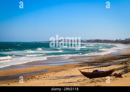 (150401) -- HO CHI MINH CITY, 1 aprile 2015 -- foto scattata il 24 marzo 2015 mostra il paesaggio della spiaggia a Mui ne, provincia di Binh Thuan, Vietnam. MUI ne è una località turistica costiera nella provincia di Binh Thuan, nella regione sud-orientale del Vietnam. )(dh) VIETNAM-PHAN THIET-MUI ne SCENOGRAFIA NguyenxLexHuyen PUBLICATIONxNOTxINxCHN ho chi Minh City 1 aprile 2015 foto scattata IL 24 marzo 2015 mostra il paesaggio della spiaggia nella provincia di Mui ne Binh Thuan Vietnam Mui ne È una località turistica costiera nella provincia di Binh Thuan della regione sudorientale del Vietnam DH Vietnam Phan Thiet Mui ne Scenic PUBLICATIONxNOTxINxCHN Foto Stock