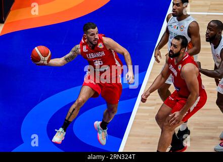 Giacarta, Indonesia. 31 agosto 2023. Ali Mezher (1st L) libanese passa il pallone durante il turno di classifica del gruppo P 17-32 partita tra Costa d'Avorio e Libano alla Coppa del mondo FIBA 2023 a Giacarta, Indonesia, 31 agosto 2023. Crediti: Zulkarnain/Xinhua/Alamy Live News Foto Stock