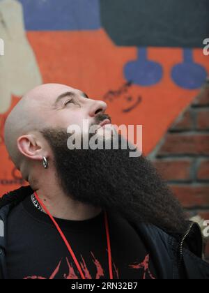 (150404) -- MOSCA, 4 aprile 2015 -- Un uomo posa per la foto durante la terza gara di barba della Russia a Mosca, il 4 aprile 2015. Questo evento annuale si tiene in occasione della festa della barba in Russia che cade il 6 aprile. In questo giorno, nel 1698, lo zar Pietro il grande tentò di introdurre la legge e l'ordine europeo nell'Impero russo firmando un decreto in cui ordinava che la barba fosse rasata e che fosse prelevata una tassa da tutti coloro che rifiutavano. Ekaterina II (regnante 1762-1796) annullò la tassa 74 anni dopo, il 6 aprile 1772. Questo giorno è considerato il giorno della barba in Russia. )(DH) RUSSIA-MOSCA-BARBA CONCORRENZA Foto Stock