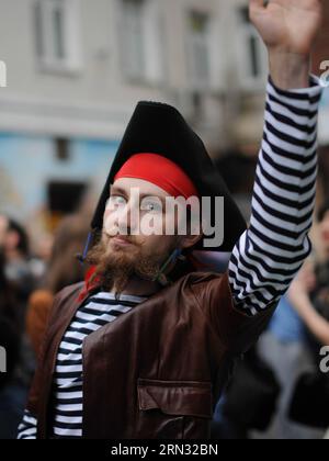 (150404) -- MOSCA, 4 aprile 2015 -- Un uomo posa per la foto durante la terza gara di barba della Russia a Mosca, il 4 aprile 2015. Questo evento annuale si tiene in occasione della festa della barba in Russia che cade il 6 aprile. In questo giorno, nel 1698, lo zar Pietro il grande tentò di introdurre la legge e l'ordine europeo nell'Impero russo firmando un decreto in cui ordinava che la barba fosse rasata e che fosse prelevata una tassa da tutti coloro che rifiutavano. Ekaterina II (regnante 1762-1796) annullò la tassa 74 anni dopo, il 6 aprile 1772. Questo giorno è considerato il giorno della barba in Russia. )(DH) RUSSIA-MOSCA-BARBA CONCORRENZA Foto Stock