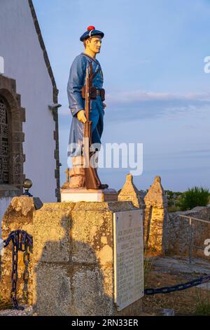 Francia, Morbihan, isola degli Edici, memoriale della prima guerra mondiale di fronte alla chiesa di Notre-Dame-la-Blanche Foto Stock