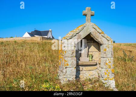 Francia, Morbihan, isola degli Edici, oratorio e chiesa di Notre-Dame-la-Blanche sullo sfondo Foto Stock