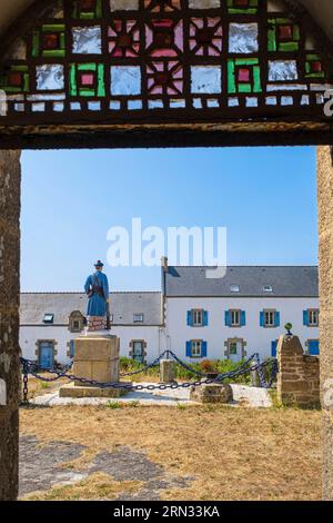 Francia, Morbihan, isola degli Edici, memoriale della prima guerra mondiale di fronte alla chiesa di Notre-Dame-la-Blanche Foto Stock