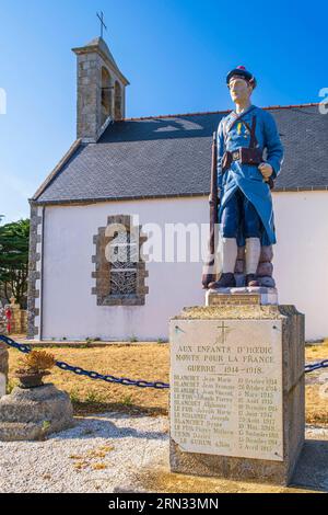 Francia, Morbihan, isola degli Edici, memoriale della prima guerra mondiale di fronte alla chiesa di Notre-Dame-la-Blanche Foto Stock