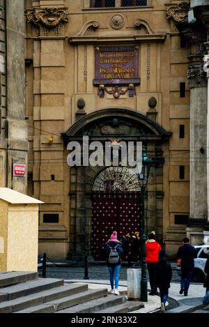 Emblema dell'aquila a doppia testa sul portale barocco della Galerie Klementium di Praga, Repubblica Ceca. Foto Stock