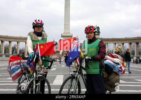 (150406) -- BUDAPEST, 6 aprile 2015 -- i ciclisti cinesi Lai Likun (R) e Zhang Hui posano per delle foto alla Piazza degli Eroi a Budapest, in Ungheria, il 6 aprile 2015. Lai e Zhang arrivarono a Budapest il 4 aprile. Lai ha iniziato il suo tour ciclistico globale nel 2009, mentre Zhang, uno studente universitario di Pechino, si è Unito a lui l'anno scorso. L'Ungheria è il 46° paese per Lai, e il 23° per Zhang. )(zhf) HUNGARY-BUDAPEST-CHINESE-GLOBE TROTTING CYCLISTS YangxYongqian PUBLICATIONxNOTxINxCHN Budapest 6 aprile 2015 Chinese Globe trotting Cyclists Lai r e Zhang Hui posano per le foto ALL'eroe Foto Stock