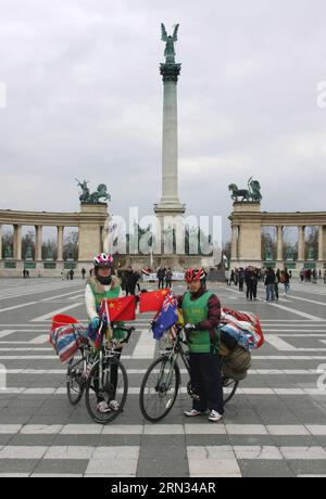 (150406) -- BUDAPEST, 6 aprile 2015 -- i ciclisti cinesi Lai Likun (R) e Zhang Hui posano per delle foto alla Piazza degli Eroi a Budapest, in Ungheria, il 6 aprile 2015. Lai e Zhang arrivarono a Budapest il 4 aprile. Lai ha iniziato il suo tour ciclistico globale nel 2009, mentre Zhang, uno studente universitario di Pechino, si è Unito a lui l'anno scorso. L'Ungheria è il 46° paese per Lai, e il 23° per Zhang. )(zhf) HUNGARY-BUDAPEST-CHINESE-GLOBE TROTTING CYCLISTS YangxYongqian PUBLICATIONxNOTxINxCHN Budapest 6 aprile 2015 Chinese Globe trotting Cyclists Lai r e Zhang Hui posano per le foto ALL'eroe Foto Stock