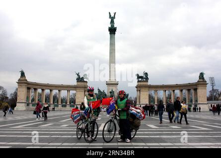 (150406) -- BUDAPEST, 6 aprile 2015 -- i ciclisti cinesi Lai Likun (R) e Zhang Hui posano per delle foto alla Piazza degli Eroi a Budapest, in Ungheria, il 6 aprile 2015. Lai e Zhang arrivarono a Budapest il 4 aprile. Lai ha iniziato il suo tour ciclistico globale nel 2009, mentre Zhang, uno studente universitario di Pechino, si è Unito a lui l'anno scorso. L'Ungheria è il 46° paese per Lai, e il 23° per Zhang. )(zhf) HUNGARY-BUDAPEST-CHINESE-GLOBE TROTTING CYCLISTS YangxYongqian PUBLICATIONxNOTxINxCHN Budapest 6 aprile 2015 Chinese Globe trotting Cyclists Lai r e Zhang Hui posano per le foto ALL'eroe Foto Stock