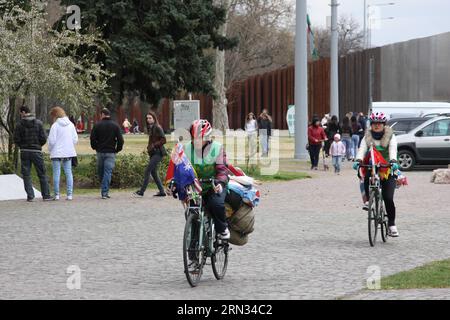 (150406) -- BUDAPEST, 6 aprile 2015 -- i ciclisti cinesi Lai Likun (L) e Zhang Hui pedalano alla Piazza degli Eroi a Budapest, in Ungheria, il 6 aprile 2015. Lai e Zhang arrivarono a Budapest il 4 aprile. Lai ha iniziato il suo tour ciclistico globale nel 2009, mentre Zhang, uno studente universitario di Pechino, si è Unito a lui l'anno scorso. L'Ungheria è il 46° paese per Lai, e il 23° per Zhang. )(zhf) HUNGARY-BUDAPEST-CHINESE-GLOBE TROTTING CYCLISTS YangxYongqian PUBLICATIONxNOTxINxCHN Budapest 6 aprile 2015 Chinese Globe trotting Cyclists Lai l and Zhang Hui Cycle to the Heroes Square in Budapest Foto Stock