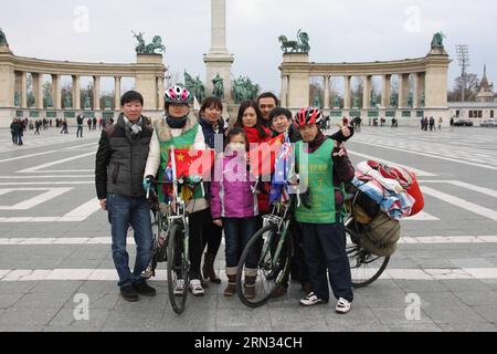 (150406) -- BUDAPEST, 6 aprile 2015 -- i ciclisti cinesi Lai Likun (1st R) e Zhang Hui (2nd L) posano con cinesi provenienti dall'Austria alla Piazza degli Eroi a Budapest, in Ungheria, il 6 aprile 2015. Lai e Zhang arrivarono a Budapest il 4 aprile. Lai ha iniziato il suo tour ciclistico globale nel 2009, mentre Zhang, uno studente universitario di Pechino, si è Unito a lui l'anno scorso. L'Ungheria è il 46° paese per Lai, e il 23° per Zhang. )(zhf) HUNGARY-BUDAPEST-CHINESE-GLOBE TROTTING CYCLISTS YangxYongqian PUBLICATIONxNOTxINxCHN Budapest 6 aprile 2015 Chinese Globe trotting Cyclists Lai 1st r e Z Foto Stock