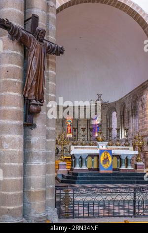 Francia, Finistere, Quimperle, abbazia di Sainte-Croix fondata nel 1029, quercia del XIX secolo Cristo sulla croce Foto Stock