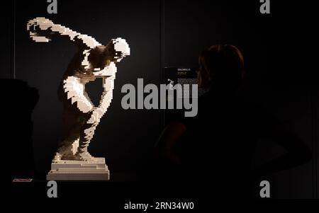 (150406) - JOHANNESBURG, 6 aprile 2015 - Una donna guarda l'opera Discobolus di Nathan Sawaya a Johannesburg, in Sudafrica, il 6 aprile 2015. La più grande mostra di opere Lego in Africa The Art of the Brick , che espone più di 70 opere Lego realizzate dall'artista americano Nathan Sawaya, si terrà qui dal 3 aprile al 2 agosto 2015. ) SUDAFRICA-JOHANNESBURG-LEGO BRICK-EXHIBITION ZhaixJianlan PUBLICATIONxNOTxINxCHN Johannesburg 6 aprile 2015 una donna guarda le opere di Nathan Sawaya a Johannesburg in Sudafrica IL 6 aprile 2015 il più grande Esposito di opere d'arte Lego Foto Stock