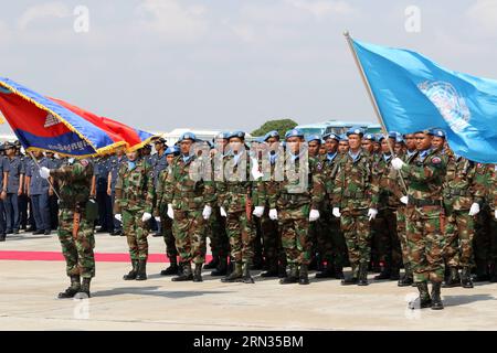 (150407) -- PHNOM PENH, 7 aprile 2015 -- le forze di pace cambogiane si preparano a partire per il Mali e il Sud Sudan, a Phnom Penh, Cambogia, 7 aprile 2015. Martedì la Cambogia ha inviato 461 militari, tra cui 29 femmine, per unirsi a una missione di mantenimento della pace delle Nazioni Unite nelle nazioni dell'Africa occidentale, dilaniate dal conflitto, del Mali e del Sudan del Sud. ) CAMBOGIA-PHNOM PENH-PEACEKEEPER Sovannara PUBLICATIONxNOTxINxCHN Phnom Penh 7 aprile 2015 i pacificatori cambogiani si preparano a partire per il Mali e il Sud Sudan a Phnom Penh Cambogia 7 aprile 2015 la Cambogia ha inviato 461 militari martedì, tra cui 29 femmine a Joi Foto Stock