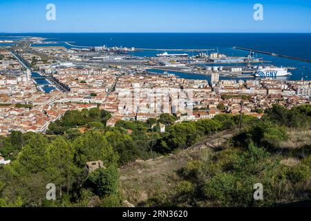 Francia, Herault, Sète, panorama dal Mont Saint-Clair, vista del canale Peyrade e del grande-Motte sullo sfondo Foto Stock