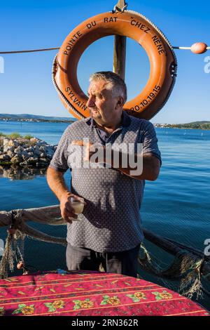 Francia, Hérault (34), Sète, quartier de la Pointe Courte, quartier de pecheurs sur les rives de l'étang de Thau/, Sylvain Sabatier dans son bistrot à la Pointe de Rat Chez Néné/France, Herault, Sete, la Pointe Courte District, distretto di pescatori sulle rive dell'Etang de Thau, Sylvain Sabatier nel suo bistrot The Pointe de Rat Chez Néné Foto Stock