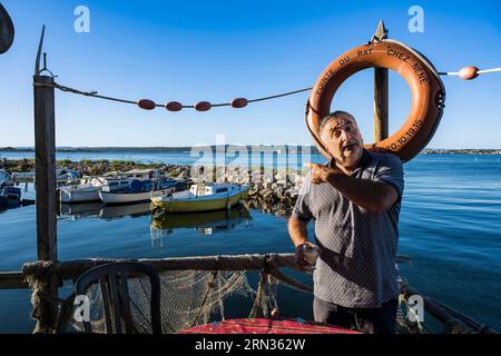 Francia, Hérault (34), Sète, quartier de la Pointe Courte, quartier de pecheurs sur les rives de l'étang de Thau/, Sylvain Sabatier dans son bistrot à la Pointe de Rat Chez Néné/France, Herault, Sete, la Pointe Courte District, distretto di pescatori sulle rive dell'Etang de Thau, Sylvain Sabatier nel suo bistrot The Pointe de Rat Chez Néné Foto Stock