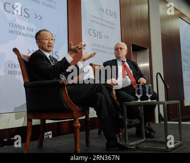 (150407) -- WASHINGTON D.C., 7 aprile 2015 -- il presidente della Banca Mondiale Jim Yong Kim (L) tiene un discorso pubblico al Center for Strategic and International Studies (CSIS) a Washington D.C., capitale degli Stati Uniti, 7 aprile 2015. La Banca Mondiale accoglie con favore le nuove banche di sviluppo, come la Banca asiatica di investimento per le infrastrutture (AIIB) proposta dalla Cina e la nuova Banca di sviluppo istituita dai paesi BRICS, ed è pronta a condividere con loro l'esperienza, ha detto martedì il presidente della Banca Mondiale Jim Yong Kim . ) U.S.-WASHINGTON D.C.-CSIS-WORLD BANK-PRESIDENT BaoxDandan PUBLICATIONxNOTxINxCHN Washingt Foto Stock