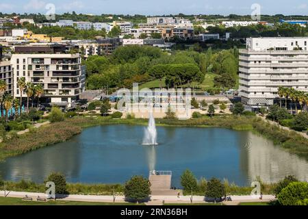 Francia, Herault, Montpellier, quartiere di Port Marianne, condomini intorno al Bassin Jacques Coeur e al Georges Charpak Park sullo sfondo Foto Stock