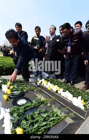 (150408) -- TAI ERZHUANG, 8 aprile 2015 -- il monaco giapponese Ohigashi (4th L) piange i martiri della battaglia di Tai erzhuang a Tai erzhuang, provincia dello Shandong della Cina orientale, 8 aprile 2015. Ohigashi donò diversi elementi di prova come prova dell'invasione giapponese alla Cina durante il periodo della battaglia di Tai erzhuang. La battaglia di Tai erzhuang, una battaglia della guerra anti-giapponese (1937-1845) nel 1938 tra eserciti cinesi e giapponesi, fu la prima grande vittoria cinese della guerra. Umiliò l'esercito giapponese e la sua reputazione di forza invincibile. Nel frattempo, ha aumentato notevolmente il morale di Chine Foto Stock