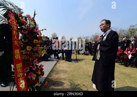 (150408) -- TAI ERZHUANG, 8 aprile 2015 -- il monaco giapponese Ohigashi piange i martiri della battaglia di Tai erzhuang durante una cerimonia per celebrare il 77° anniversario della vittoria della battaglia a Tai erzhuang, provincia dello Shandong della Cina orientale, 8 aprile 2015. Ohigashi donò diversi elementi di prova come prova dell'invasione giapponese alla Cina durante il periodo della battaglia di Tai erzhuang. La battaglia di Tai erzhuang, una battaglia della guerra anti-giapponese (1937-1845) nel 1938 tra eserciti cinesi e giapponesi, fu la prima grande vittoria cinese della guerra. Umiliò l'esercito giapponese e la sua reputazione Foto Stock