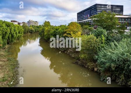 Francia, Herault, Montpellier, quartiere di Port Marianne, le rive del fiume Lez, il Municipio progettato dagli architetti Jean Nouvel e Francois Fontes Foto Stock