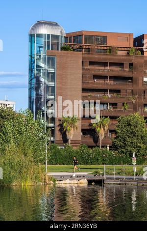 Francia, Herault, Montpellier, quartiere di Port Marianne, condominio intorno al Bassin Jacques Coeur Foto Stock