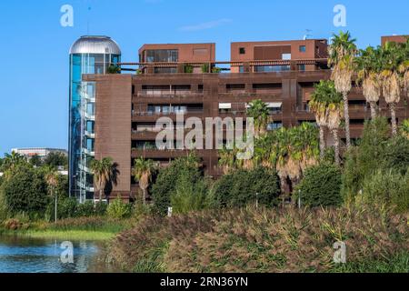 Francia, Herault, Montpellier, quartiere di Port Marianne, condominio intorno al Bassin Jacques Coeur Foto Stock