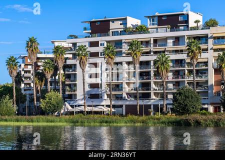 Francia, Herault, Montpellier, quartiere di Port Marianne, condominio intorno al Bassin Jacques Coeur Foto Stock