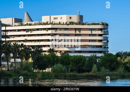 Francia, Herault, Montpellier, quartiere di Port Marianne, condominio intorno al Bassin Jacques Coeur Foto Stock