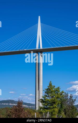 Francia, Aveyron, Parco naturale regionale Grands Causses, Millau, il viadotto Millau degli architetti Michel Virlogeux e Norman Foster, sopra il fiume Tarn Foto Stock