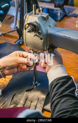 Francia, Aveyron, Millau, Maison Fabre (Ganterie Fabre), fabbrica di guanti a conduzione familiare fondata nel 1924, tecnica inglese di cucito dei guanti su vecchie macchine in officina Foto Stock
