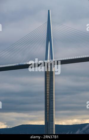 Francia, Aveyron, Parco naturale regionale Grands Causses, Millau, il viadotto Millau degli architetti Michel Virlogeux e Norman Foster, tra la Causse du Larzac e la Causse de Sauveterre sopra il fiume Tarn Foto Stock