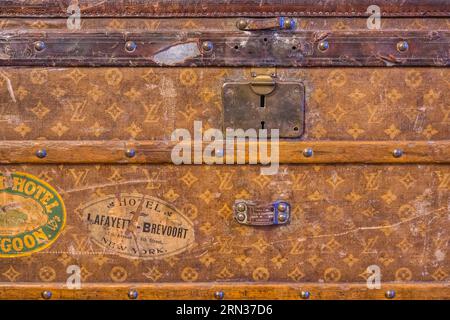 Francia, Aveyron, Millau, Chateau de Creissels Hotel, Louis Vuitton trunk Foto Stock