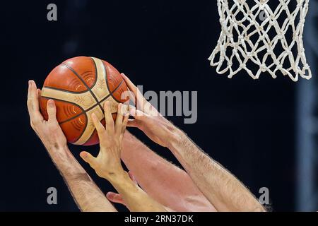 MANILA, 31 agosto 2023 (Xinhua) -- giocatori provenienti da nuova Zelanda e Messico competono durante il round di classifica 17-32 partita tra Messico e nuova Zelanda alla Coppa del mondo FIBA 2023 a Manila, nelle Filippine, il 31 agosto 2023. (Xinhua/Rouelle Umali) Foto Stock